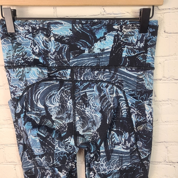 Lululemon F & F Crop II size 6 - Picture 7 of 10